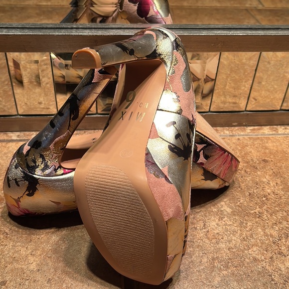 NWOT Floral Platform Heels - Picture 6 of 7